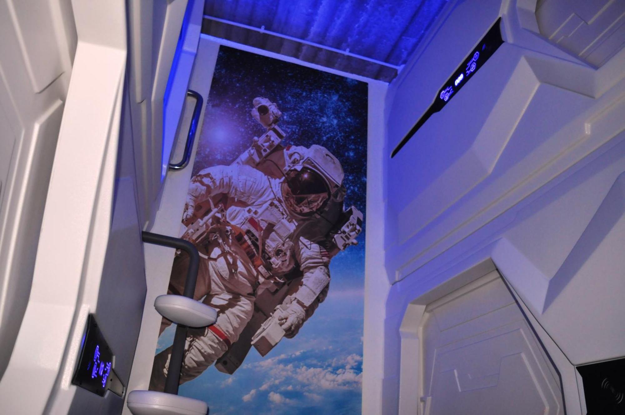 Hotel Cosmos Capsule Coworking London Exterior foto