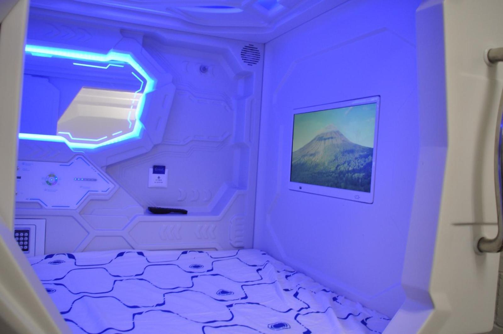 Hotel Cosmos Capsule Coworking London Exterior foto
