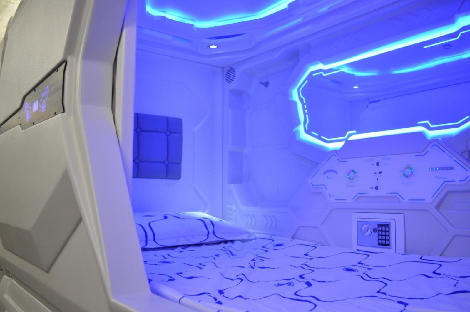 Hotel Cosmos Capsule Coworking London Exterior foto