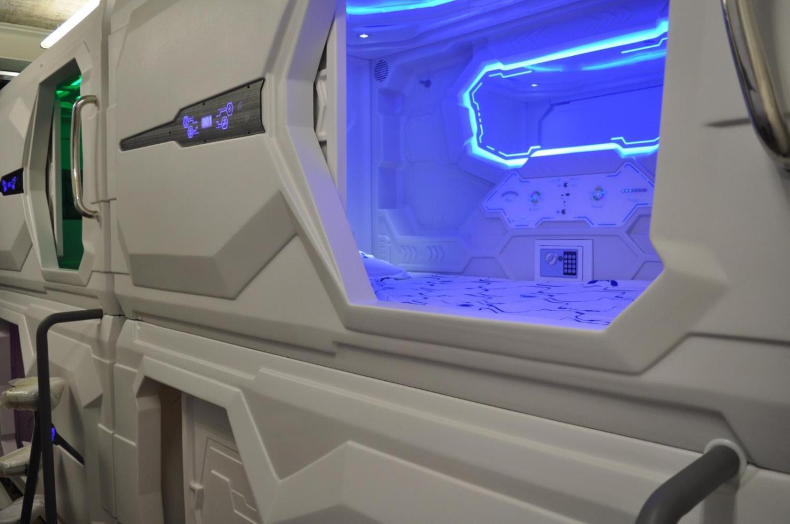 Hotel Cosmos Capsule Coworking London Exterior foto